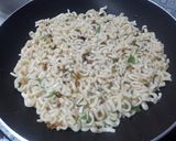 Foto langkah ke 4 dari resep Omelet Mie Simpel.