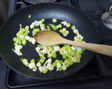 Foto del paso 2 de la receta: Tortilla de ajetes tiernos de la brigada espartana