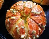 Foto langkah ke 3 dari resep Korean Garlic Mayonnaise Bread.