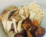 Foto del paso 1 de la receta: Sopa (nabe) de Miso con Hongos y Vegetales!