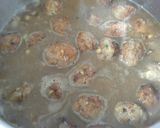 Foto del paso 8 de la receta Albóndigas con piñones en salsa de vino