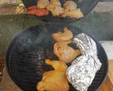 Foto del paso 5 de la receta: Cuarto de pollo deshuesado asado al carbón, relleno de beicon, pimiento y champiñones