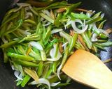 รูปขั้นตอนการทำที่ 1 ของ กุ้งผัดพริกสด