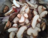 Gambar langkah 2 resipi Ayam stim bersama cendawan shiitake Dan shimeji.