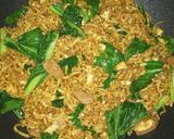 Foto langkah ke 4 dari resep Mie Goreng bakso telor.