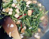 Foto langkah ke 4 dari resep Tumis Kangkung Mix Tahu.