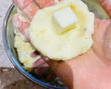 Hình bước làm 3 của món Vào bếp cùng con: bánh khoai tây bọc phô mai chiên (potato mochi) cho ngày mưa hoặc không