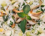 Foto del passaggio 7 della ricetta Riso basmati con seppia arrostita zucchine e menta