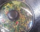 Foto langkah ke 6 dari resep Tumis Bunga Pepaya dan Daun Singkong.
