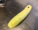 Une image de l'étape 1 de Salade de tomates au concombre Noa mariné algues et huile de pépins de courge.