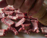 Foto del paso 3 de la receta: Cazuela de patatas, costillas y setas con su caldo