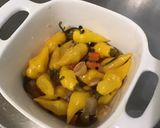 Une image de l'étape 7 de Piments jaunes au vinaigre, ail, pickles, olives et citron.