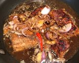 A picture of step 3 of Vietnamese Braised Salmon in Clay Pot (Cá hồi kho tộ).