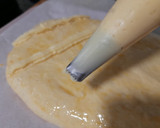 Foto del paso 5 de la receta: Coca de Sant Joan de crema, piñones y frutas confitadas