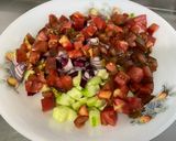 Une image de l'étape 8 de Salade de melon au concombre, tomate noire, oignon rouge et feta.