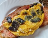 Foto del paso 3 de la receta: Tortilla francesa con bull negro y pan con tomate al punto picante