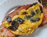 Foto del paso 3 de la receta: Tortilla francesa con bull negro y pan con tomate al punto picante