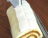 Foto del paso 7 de la receta: Pionono relleno de dulce de leche, decorado con crema chantilly
