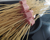 Foto del paso 2 de la receta: Spaghetti con salchichas de una forma especial