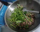 รูปขั้นตอนการทำที่ 4 ของ หมูสับผัดกะปิใส่ผักบุ้งถั่วฝักยาว