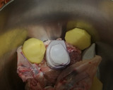 Foto del paso 1 de la receta: 3 recetas en una (caldo de pollo, croquetas y crema)