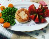 Foto del paso 2 de la receta Hamburguesa de pollo con flor de tomate, guisantes y zanahoria