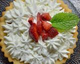 Foto del paso 4 de la receta: Mini tarta de frutillas, dulce de leche y crema 🍓