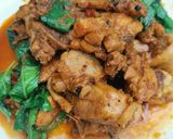 รูปขั้นตอนการทำที่ 4 ของ ผัดเผ็ดไก่ใส่ใบยี่หร่า