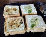 চীজ চিলি গার্লিক ব্রেড স্টিক (cheese chilli garlic bread steak recipe in Bengali) রেসিপির ধাপ 2 ছবি