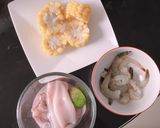 Foto langkah ke 1 dari resep Cumi udang saos Padang.