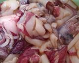 Foto langkah ke 2 dari resep Cumi Basah Saos Tiram Asam Manis.