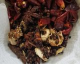 A picture of step 2 of Spicy Chicken Pot 麻辣雞煲.