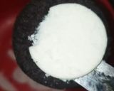 A picture of step 1 of 4 ingredients Oreo dessert.