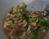 Foto langkah ke 2 dari resep Tumis jamur kancing brokoli saus tiram.