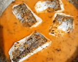 Foto del paso 7 de la receta: Merluza a la plancha con verduritas a la mantequilla en salsa marinera