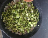 Foto del paso 4 de la receta: Habas refritas con las vainas y carne de cerdo y pollo