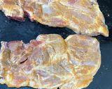 Une image de l'étape 4 de Côtés de porc marinées grillées à la plancha.