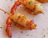 Foto del paso 9 de la receta: Brocheta de gamba rebozada en fideo de arroz y quenelle de patatas revolconas