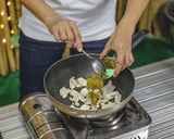 รูปขั้นตอนการทำที่ 6 ของ ข้าวผัดแกงเขียวหวาน ไก่ อาหารไทย เมนูผัด วิธีทำง่ายๆ