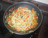 Foto del paso 2 de la receta: Salteado de pasta con mortadela y verduras