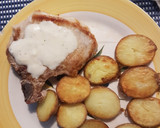 Foto del paso 5 de la receta: Chuletas de cerdo con papas doradas y salsa de pimienta