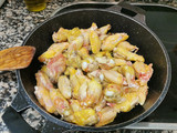 Aletes de pollastre amb torrons, melmelada de taronja i pinyons