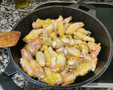 Foto del paso 1 de la receta: Aletes de pollastre amb torrons, melmelada de taronja i pinyons