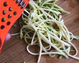 Foto del paso 1 de la receta: Fideos de zapallo italiano con salsa de leche de coco, atún y queso crema