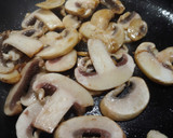 Foto del paso 4 de la receta: Entrecot con salsa confitada sobrasada y champiñones