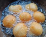 A picture of step 2 of Urad Dal Vada.