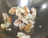 รูปขั้นตอนการทำที่ 2 ของ กุ้งไก่ผัดพริกไทยดำ