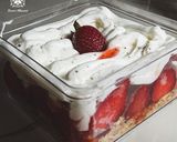 Foto langkah ke 6 dari resep Dessert Box Strawberry Cream and Regal, Box Ultah Sederhana.