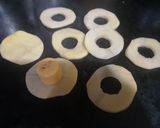 A picture of step 2 of Donut pakoray.