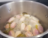 Foto del paso 2 de la receta: Paletilla de cordero al horno con chalotas al vino blanco y hierbabuena